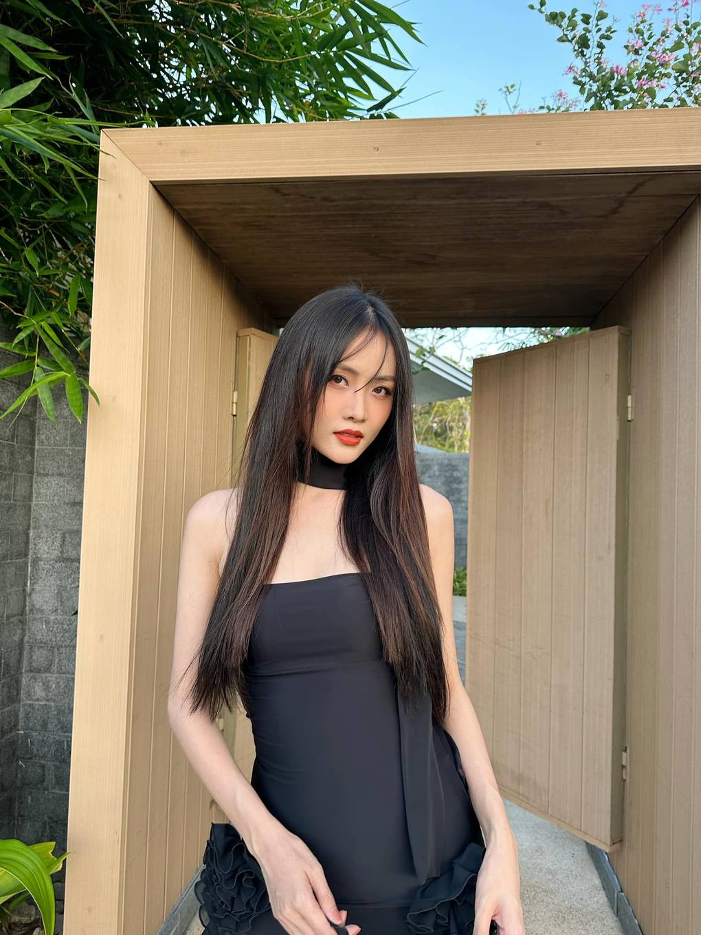 Á hậu chân dài 1,20m sắp sinh em bé thứ 2, được chồng đẹp trai cưng chiều - 1