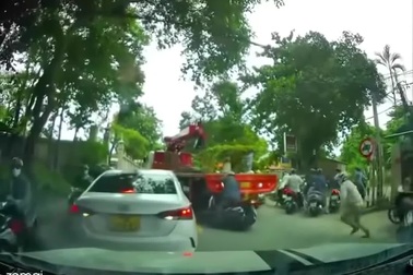 Xe cẩu lùi ẩu trên đường đông suýt gây tai nạn nghiêm trọng