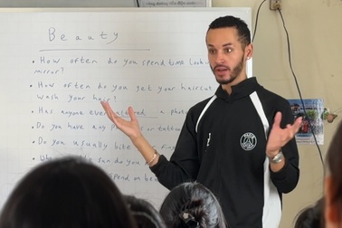 Lớp học 6 ngoại ngữ hơn 15 năm ẩn mình trong chùa Lá