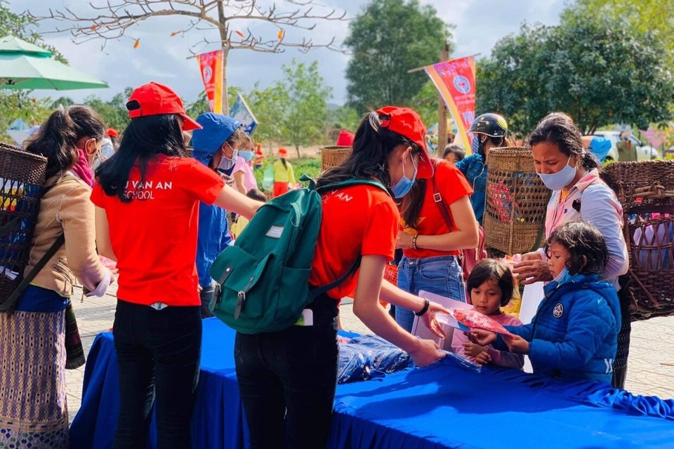 Mở chợ nhân đạo, cấp hàng Tết miễn phí cho học sinh và đồng bào dân tộc - 3 Mở chợ nhân đạo, cấp hàng Tết miễn phí cho học sinh và đồng bào dân tộc - 3