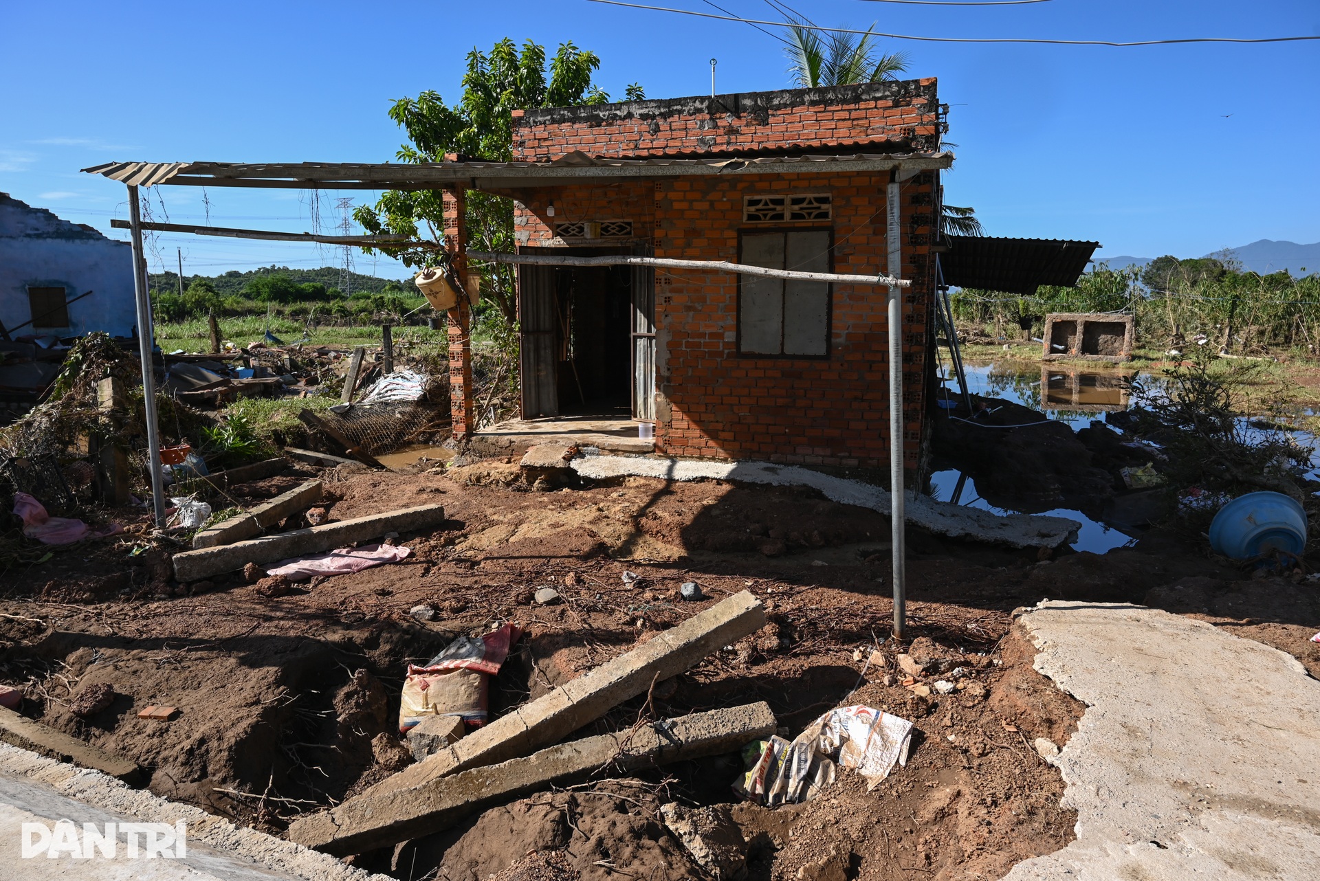 Xóm nghèo tan hoang, người dân Lâm Đồng trắng tay sau trận lũ lịch sử - 8 Xóm nghèo tan hoang, người dân Lâm Đồng trắng tay sau trận lũ lịch sử - 8