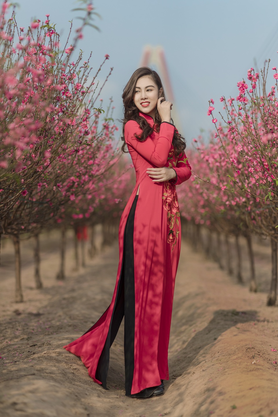Nữ nhân viên hàng không khoe dáng nuột nà giữa vườn đào ngày Xuân - 8 Nữ nhân viên hàng không khoe dáng nuột nà giữa vườn đào ngày Xuân - 8