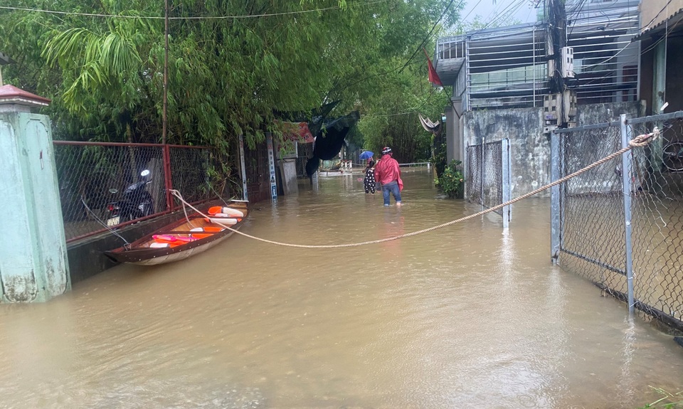 Mưa cực lớn, nước ngập ngang người, cây đổ la liệt - 2 Mưa cực lớn, nước ngập ngang người, cây đổ la liệt - 2