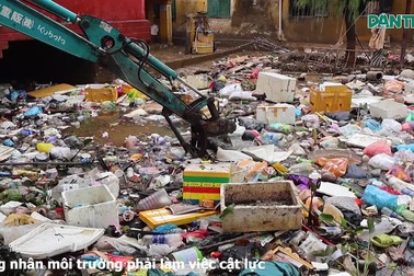 Lũ rút, rác thải bủa vây phố cổ Hội An