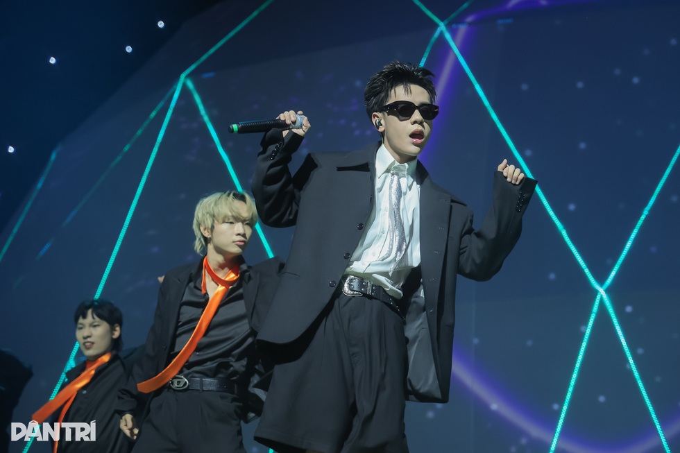 Noo Phước Thịnh cùng dàn anh trai diễn cực cháy ở Hà Nội - 5 Noo Phước Thịnh cùng dàn anh trai diễn cực cháy ở Hà Nội - 5