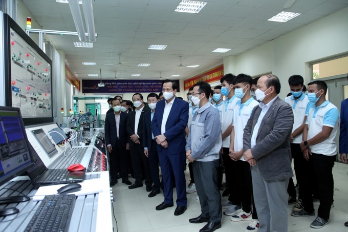 Bộ trưởng Đào Ngọc Dung và đoàn công tác thăm các lớp học Trường Cao đẳng nghề Công nghệ Việt - Hàn.