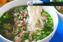 Giá xăng giảm hơn 3.000 đồng, vì sao giá bát phở, bó rau không chịu xuống?