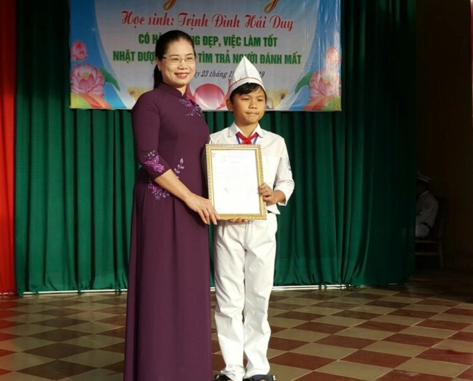 Tuyên dương học sinh lớp 6 trả lại hơn 18 triệu đồng nhặt được - 1 Tuyên dương học sinh lớp 6 trả lại hơn 18 triệu đồng nhặt được - 1