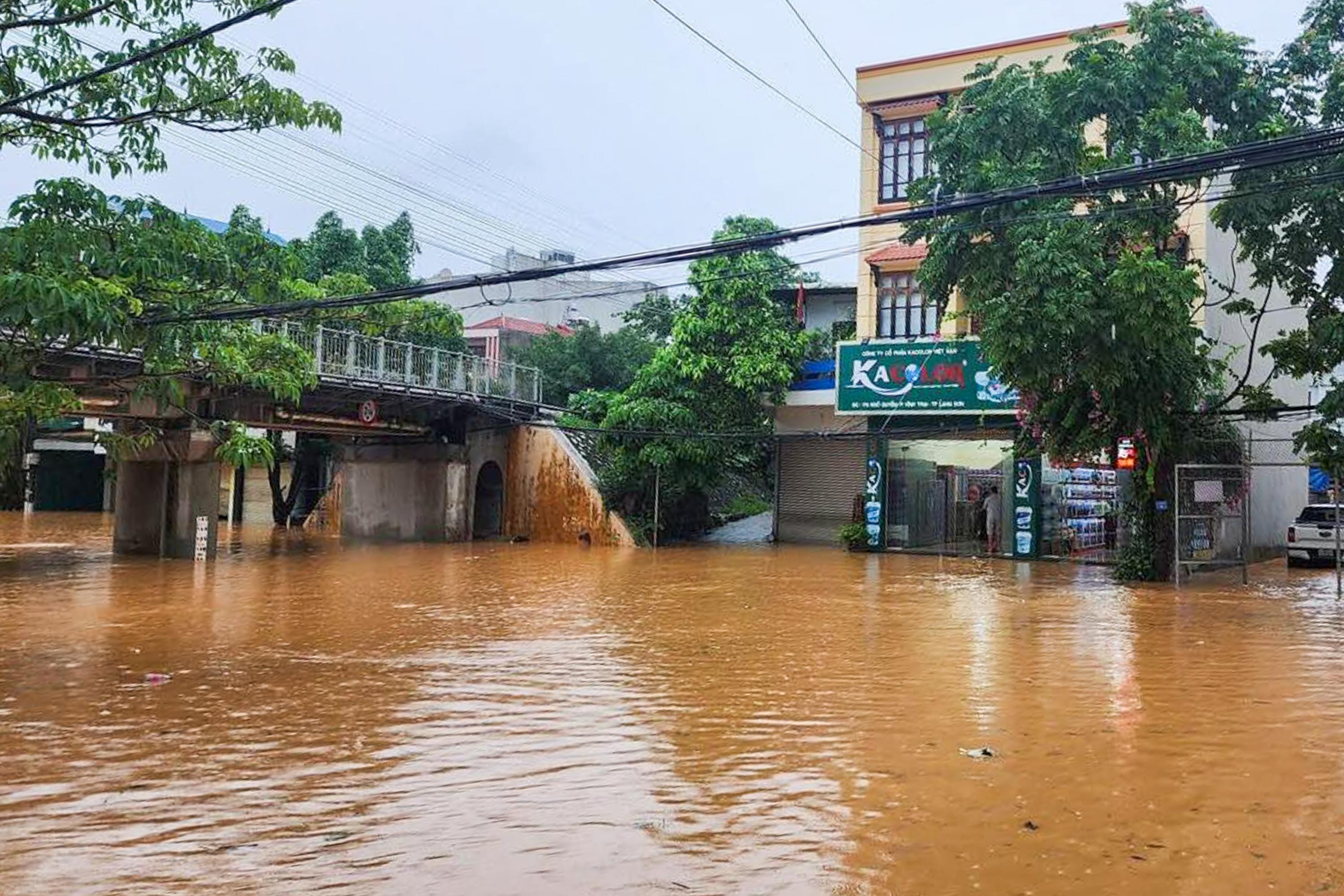 TP Lạng Sơn mênh mông nước, ô tô trôi trên đường - 3