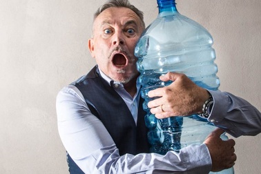 Điên rồ thử thách uống gần 4 lít sữa trong 1 tiếng