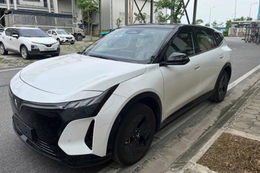 SUV lạ xuất hiện trên đường, có thể là VinFast VF 8 hoàn toàn mới