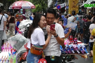 Đông nghịt người đi chơi chợ Trung thu phố cổ Hà Nội