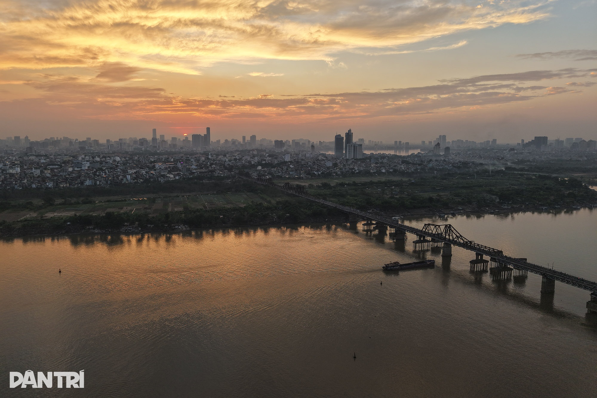 تماشای غروب دلانگیز اواخر پاییز بر روی دو پل معروف هانوی - 8 Ngắm hoàng hôn cuối thu rực rỡ trên 2 cây cầu nổi tiếng nhất Hà Nội - 8