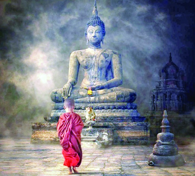 Một chú tiểu đang đứng trước Phật đài.
