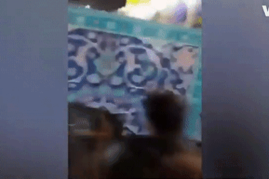 Các tín đồ hò hét phản đối lệnh đóng cửa ngôi đền linh thiêng vì Covid-19