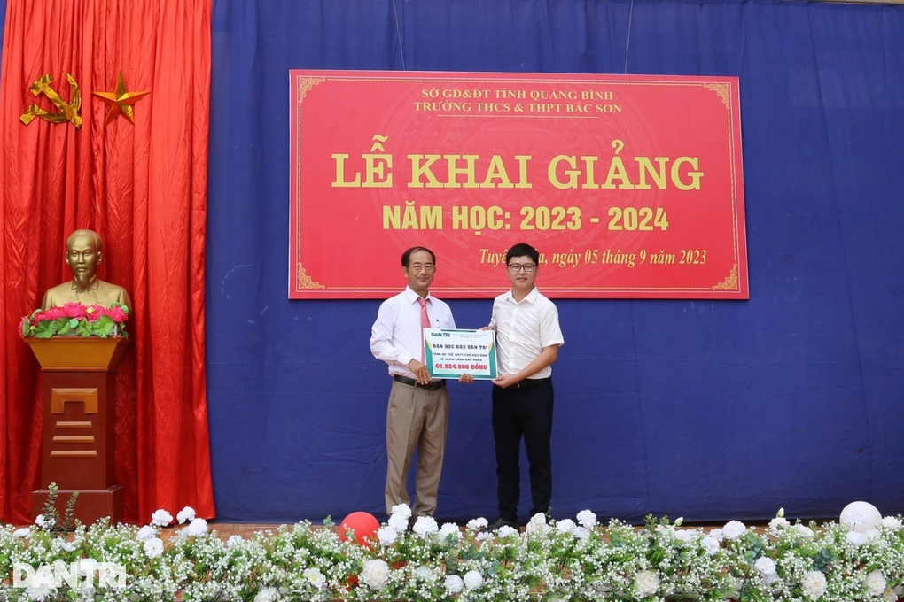 Được tặng thẻ BHYT, em có thêm tiền để mua sách vở - 3 Được tặng thẻ BHYT, em có thêm tiền để mua sách vở - 3