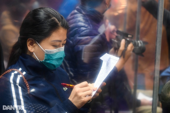 Người dân Hà Nội xếp hàng từ 3h sáng mua vàng ngày vía Thần Tài - 6