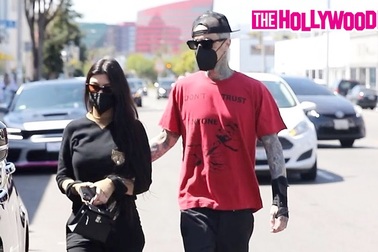 Kourtney Kardashian & Travis Barker tình tứ ra phố