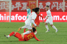 Hậu vệ tuyển Việt Nam khâu 7 mũi sau trận gặp Trung Quốc