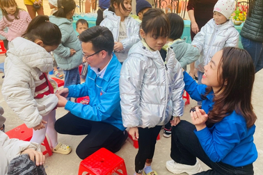 Đoàn thanh niên Bộ LĐ-TB&XH tặng quà cho trẻ em có hoàn cảnh khó khăn