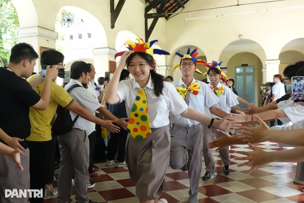 Học sinh cuối cấp rơi nước mắt ngày tổng kết, kể những đêm học đến 2h - 24