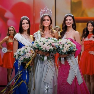 Vẻ đẹp như thiên thần của mỹ nhân vừa đăng quang Hoa hậu Nga 2025 - 1