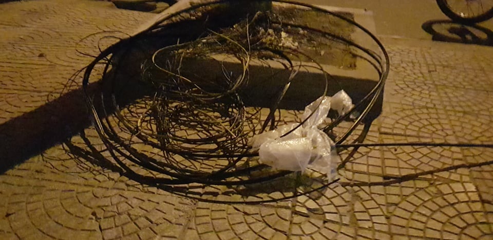 Dây cáp thòng xuống đường cứa ngang cổ người đi xe máy - 2