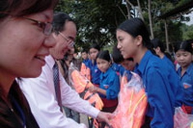 Bộ trưởng Giáo dục tặng áo phao cho học sinh ở Chôm Lôm