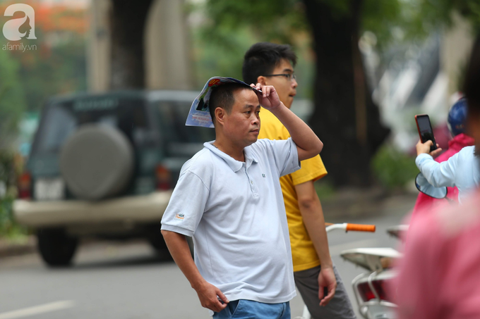 Phụ huynh lo lắng, thấp thỏm đợi con trong ngày đầu kỳ thi tuyển sinh vào lớp 10 - Ảnh 8. Phụ huynh lo lắng, thấp thỏm đợi con trong ngày đầu kỳ thi tuyển sinh vào lớp 10 - Ảnh 8.