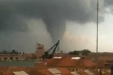 Lốc xoáy kinh hoàng tấn công Venice 