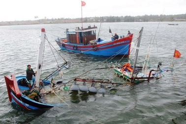 Hai tàu cá Khánh Hòa chìm trên biển giữa cơn bão