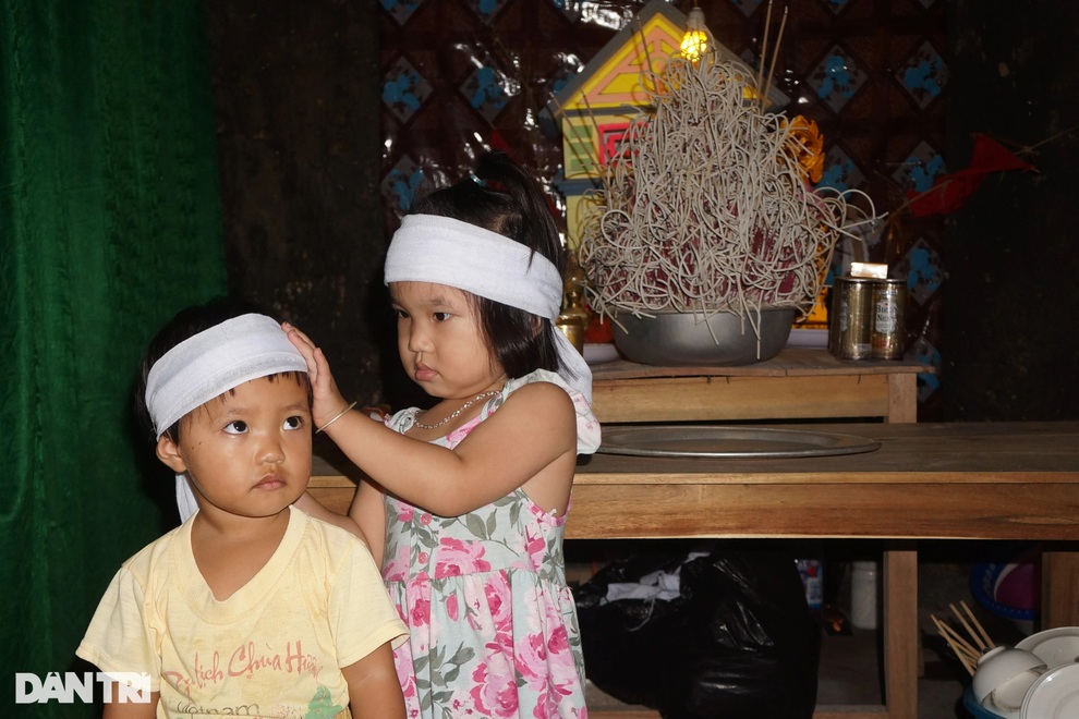 Xót thương 4 đứa trẻ đầu chít khăn tang gọi tên cha trong vô vọng! - 4 Xót thương 4 đứa trẻ đầu chít khăn tang gọi tên cha trong vô vọng! - 4