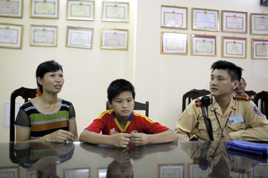 Hà Nội: CSGT giúp cháu bé lạc giữa trời nắng tìm gia đình