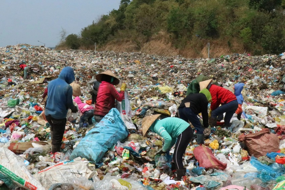 Công nhân vệ sinh toát mồ hôi thu gom rác thải của F0 - 4 Công nhân vệ sinh toát mồ hôi thu gom rác thải của F0 - 4