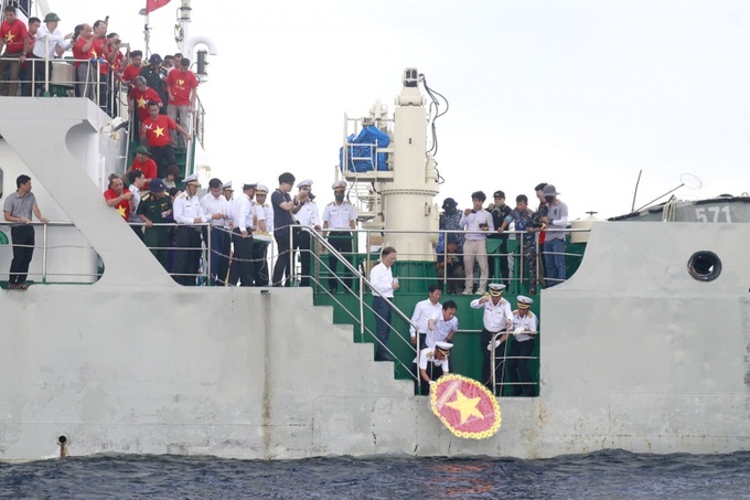 Nghi thức thả hoa tưởng niệm cán bộ, chiến sĩ Hải quân đã hy sinh vì chủ quyền biển, đảo của Tổ quốc.