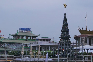 Quá hạn di dời, bãi du thuyền Hồ Tây vẫn chình ình hoạt động