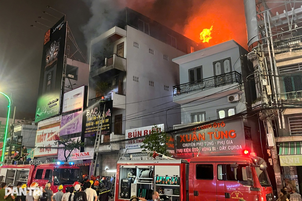 Cháy căn nhà 4 tầng ở Nha Trang - 1 Cháy căn nhà 4 tầng ở Nha Trang - 1