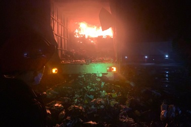 Xe chở hàng chuyển phát nhanh đang chạy bất ngờ bốc cháy dữ dội