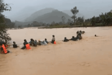 Bắc dây thừng qua sông chảy xiết sơ tán 200 người dân bị cô lập