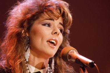 Nữ hoàng nhạc pop Sandra hủy show châu Âu để đến Việt Nam