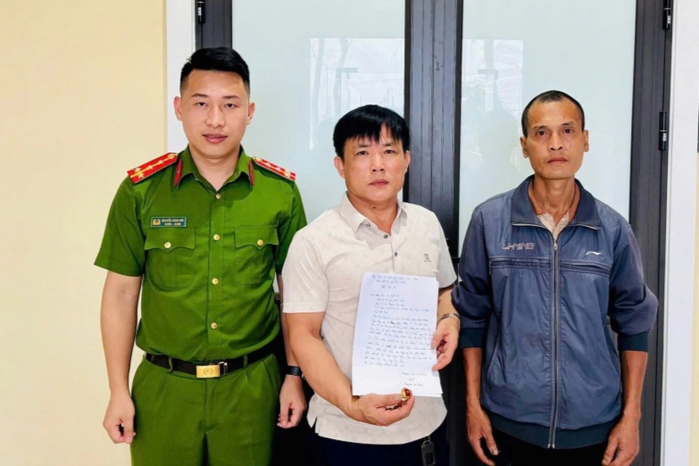 Người gom phế liệu nhặt được nhẫn vàng gắn đá quý trong túi rác - 1 Người gom phế liệu nhặt được nhẫn vàng gắn đá quý trong túi rác - 1