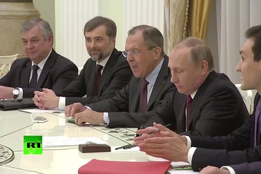 Cặp tài liệu của Ngoại trưởng Mỹ khiến Tổng thống Putin tò mò