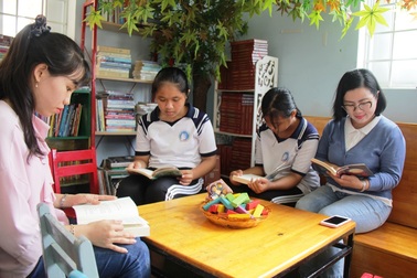 Bỏ thành phố về quê, mở thư viện phục vụ học sinh vùng biển