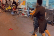 Mặc mẹ già khóc van, con trai gạt ngã, quyết lao vào hỗn chiến