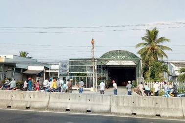 Thót tim giải cứu nam thanh niên "làm xiếc" trên cột điện