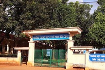 Tạm giữ một thầy giáo nghi giở trò đồi bại với học sinh lớp 8