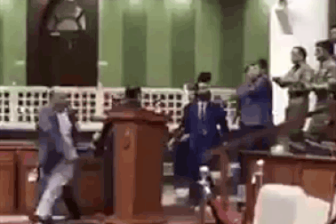 Nghị sĩ Afghanistan cầm dao dọa đâm đối thủ trong phiên họp quốc hội