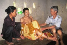 Cách chức Chủ tịch, buộc thôi việc Bí thư xã ăn chặn tiền chính sách