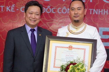 NTK Võ Việt Chung nhận bằng khen vì sự nghiệp quảng bá áo dài ra thế giới