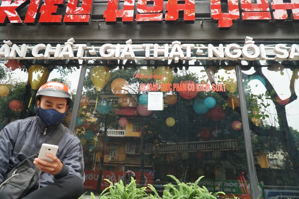 Hà Nội: Hàng loạt hàng quán tạm nghỉ, dán thông báo phòng dịch Covid-19 - 5 Hà Nội: Hàng loạt hàng quán tạm nghỉ, dán thông báo phòng dịch Covid-19 - 5